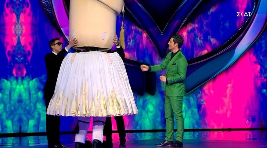 The Masked Singer: Ο τσολιάς αποκαλύφθηκε κι έφερε καταιγίδα στο πλατό – Το μήνυμα του Ποπ Κορν στους twitterάδες