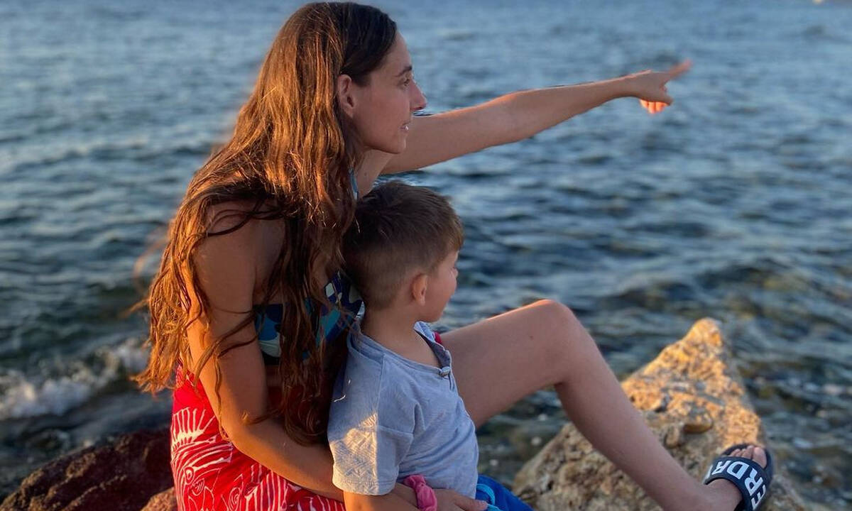 Φωτεινή Αθερίδου: Διακοπές στην Αίγινα με τον γιο και τον σύντροφό της