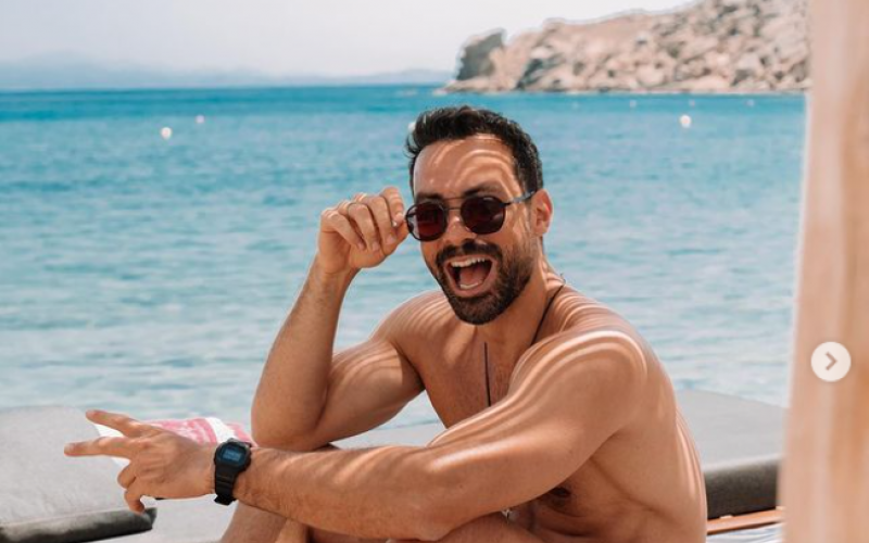 Αγνώριστος ο Σάκης Τανιμανίδης: Ποζάρει με μακριά ξανθά μακριά μαλλιά (Φώτο)