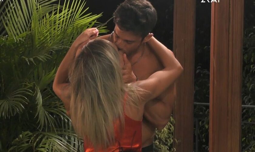 Love Island: Δεν κρατιόντουσαν οι παίκτες το πρώτο βράδυ - «καυτά» φιλιά