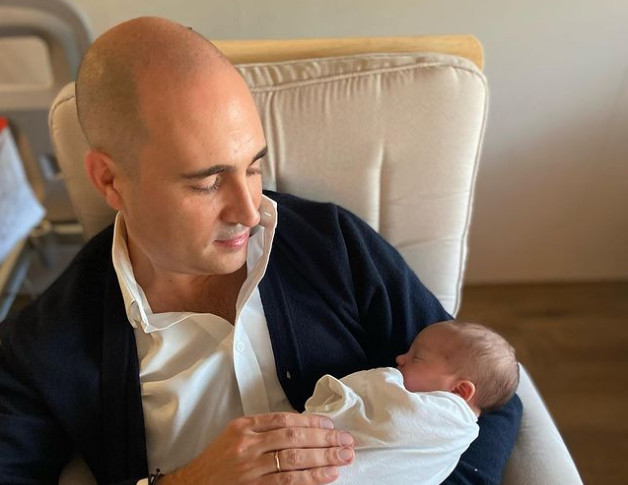 Κωνσταντίνος Μπογδάνος: Η νέα καθημερινότητα με την κόρη του και τα δύο ονόματα που θα της δώσουν