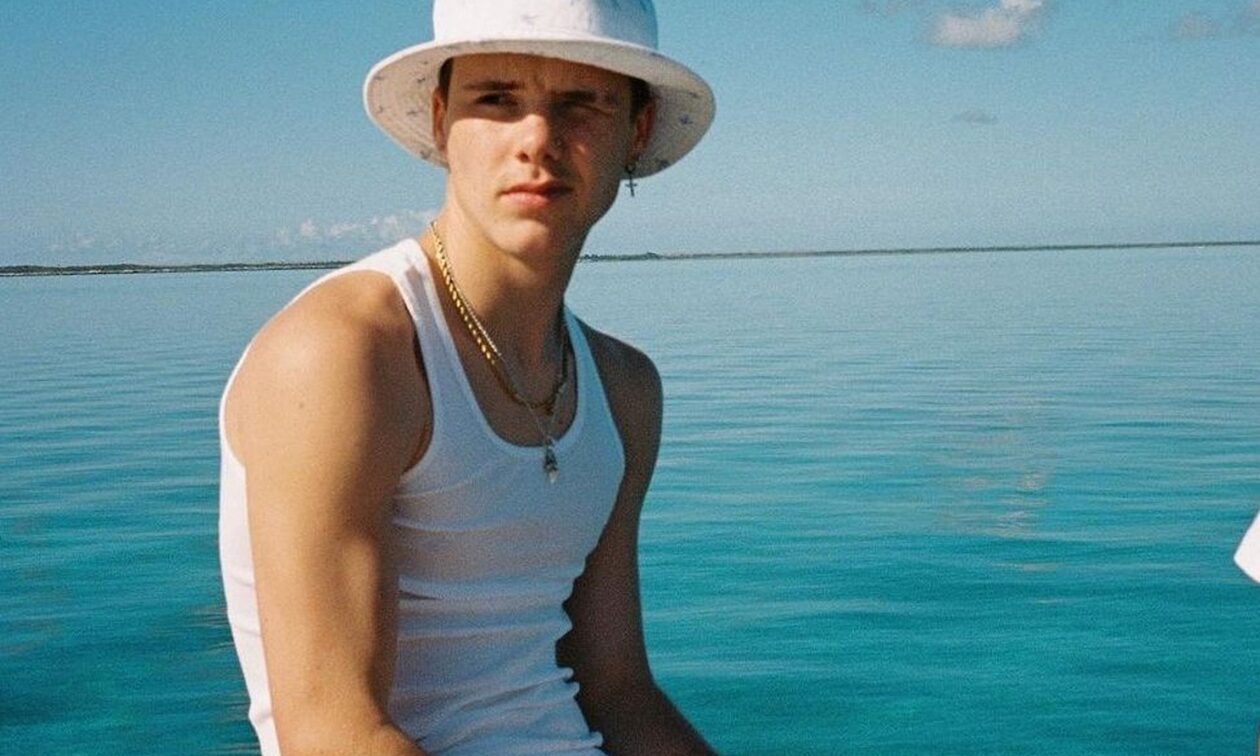 Ο Cruz Beckham ποζάρει με μαγιό όπως δεν τον έχουμε ξαναδεί
