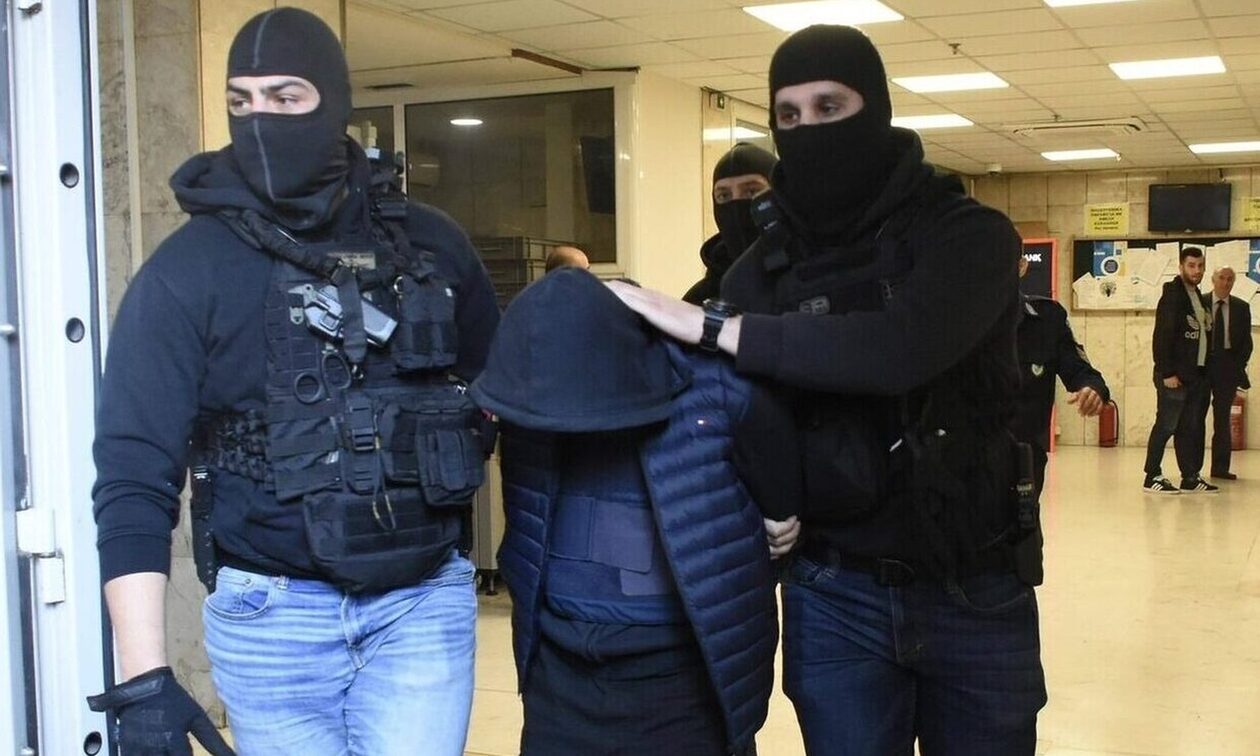 Ρέντη - Δικηγόρος 18χρονου: «Ξέρει ποιος του έδωσε τη φωτοβολίδα αλλά φοβάται να μιλήσει»