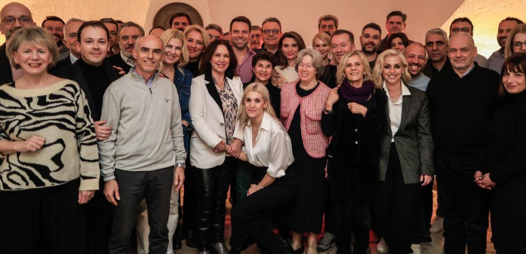Άλλος ΣΥΡΙΖΑ στις Σπέτσες: 20 ώρες συζήτηση,- Και χαλάρωση με τζάκι, κρασί, τσίπουρο και παϊδάκια - Ικανοποιημένος ο Κασσελάκης