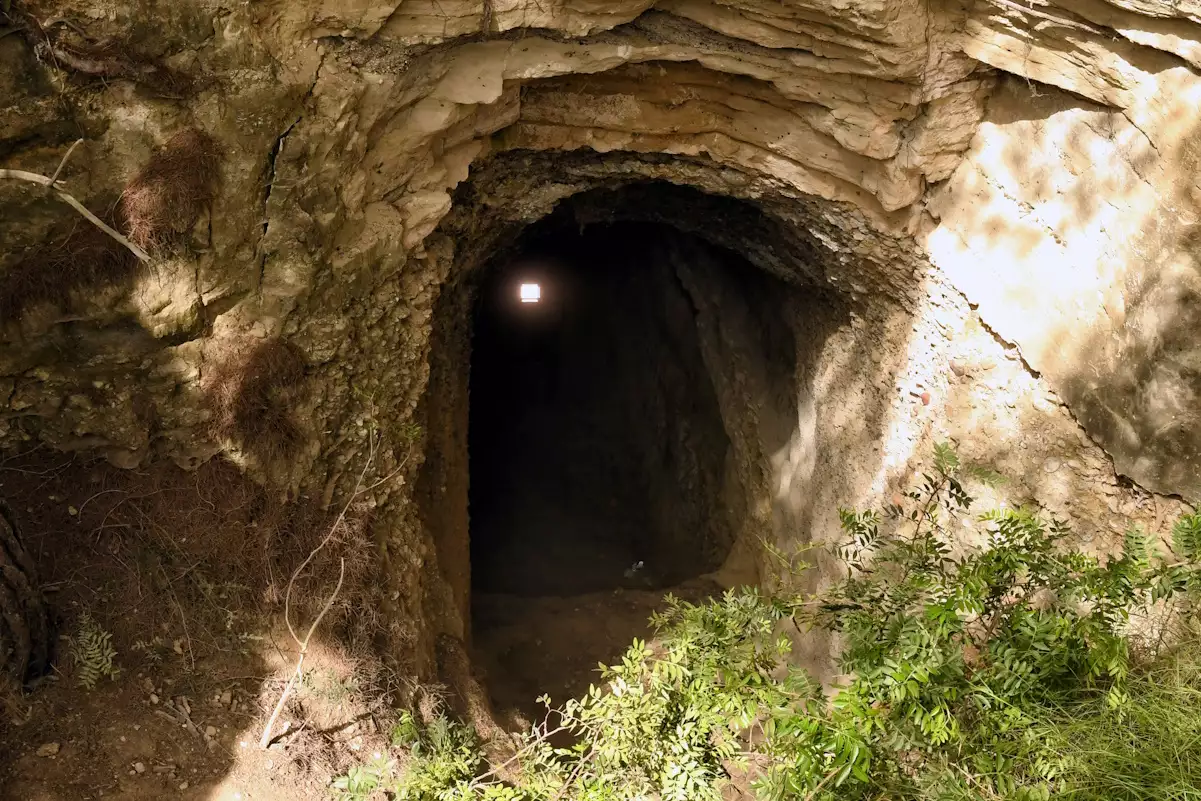 Κόρινθος: «Άνθρωποι των σπηλαίων» με τόξα και βέλη - Πολύτεκνη οικογένεια με 5 παιδιά ζει τα τελευταία χρόνια μέσα σε λαγούμι 