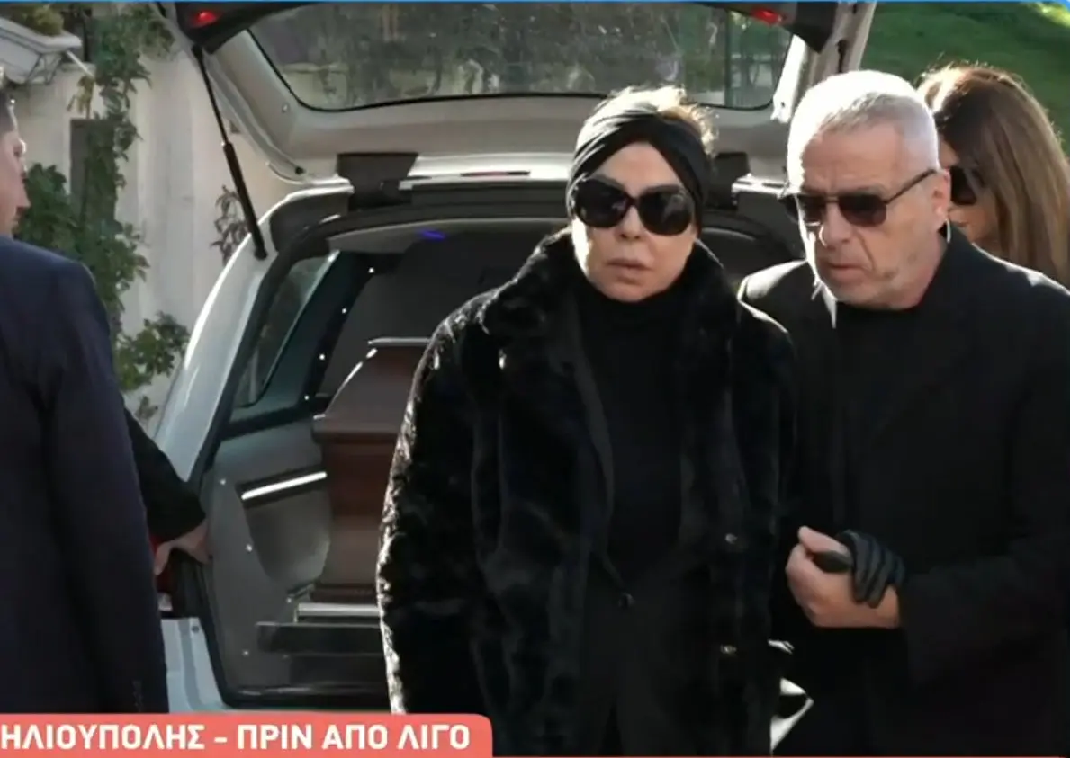 Άντζελα Δημητρίου: Χέρι χέρι με την κόρη της, Όλγα Κιουρτσάκη στην κηδεία της μητέρας της