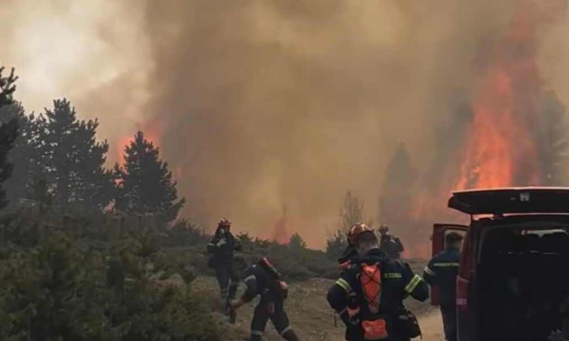 Φωτιά στα Πιέρια Όρη: Μαίνεται για τρίτη ημέρα - Κατευθύνεται σε Κοζάνη