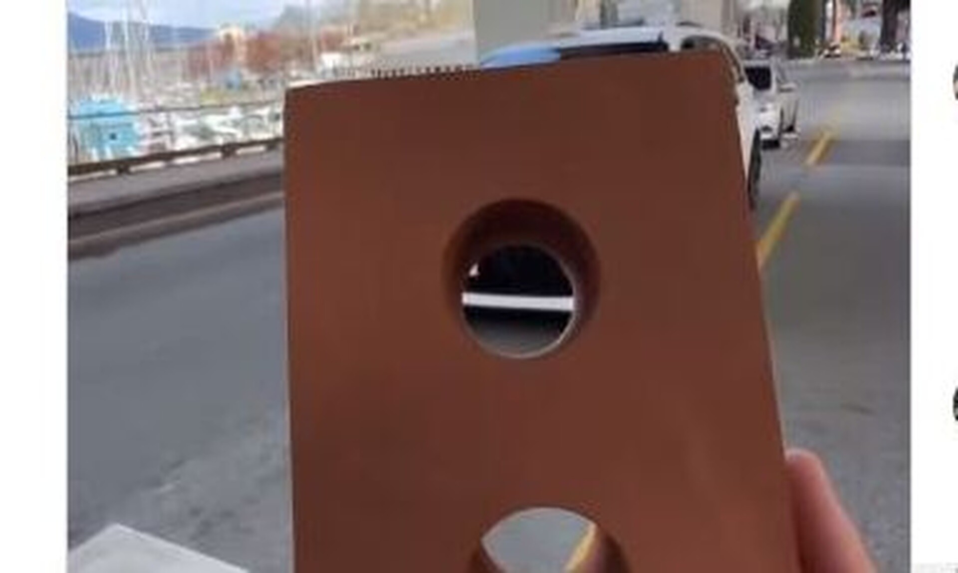 Καναδάς: Γιατί οι πεζοί περνούν τον δρόμο με... τούβλα