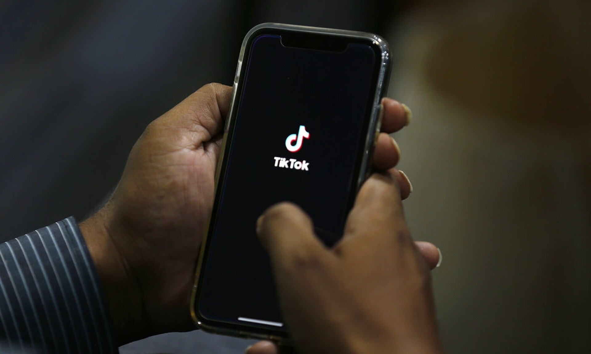 Νέος «πονοκέφαλος» για το Tik Tok: Η ΕΕ απειλεί με αποκλεισμό την «εθιστική» εφαρμογή Lite