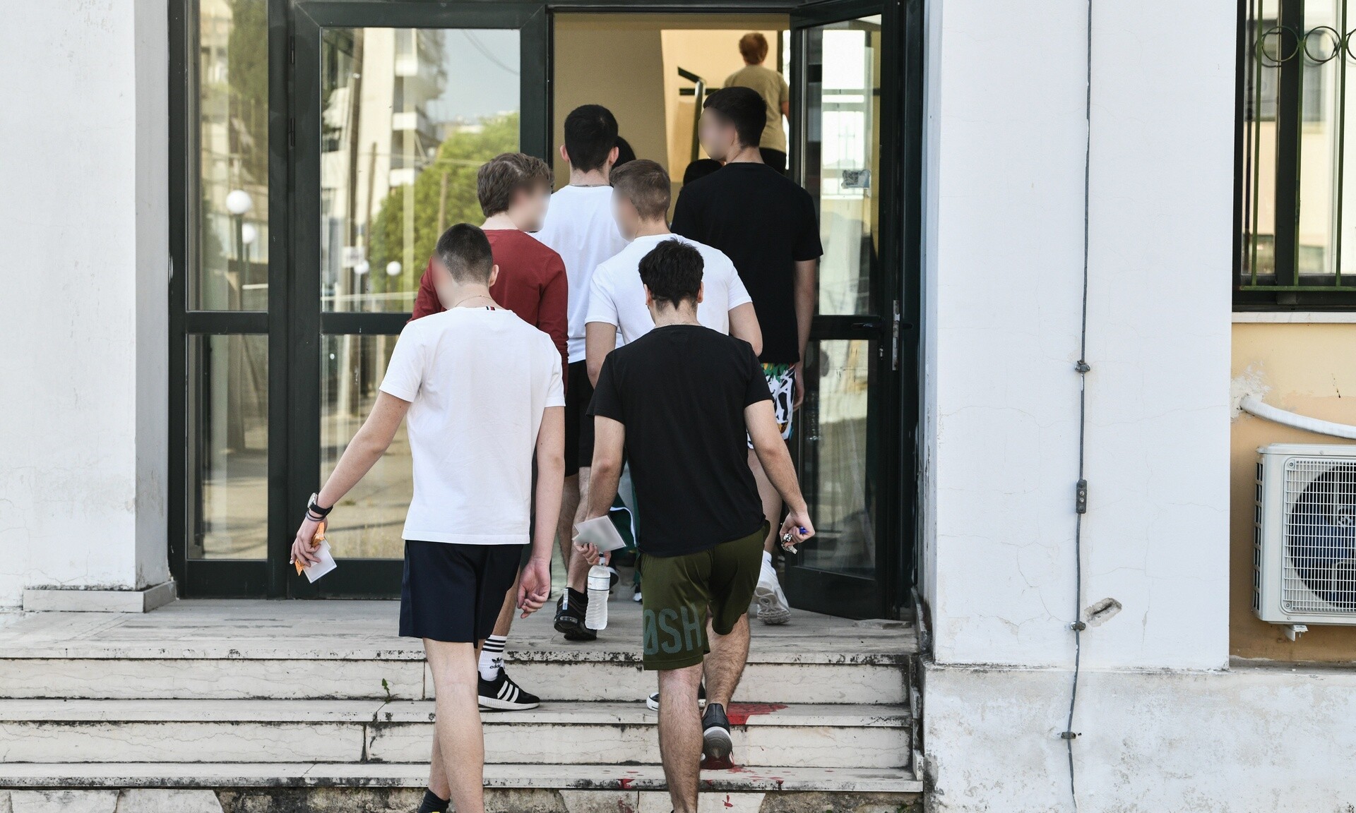 Πανελλήνιες 2024: Χρήσιμες οδηγίες για τους μαθητές - Τι απαγορεύεται και τι ισχύει για τα κινητά