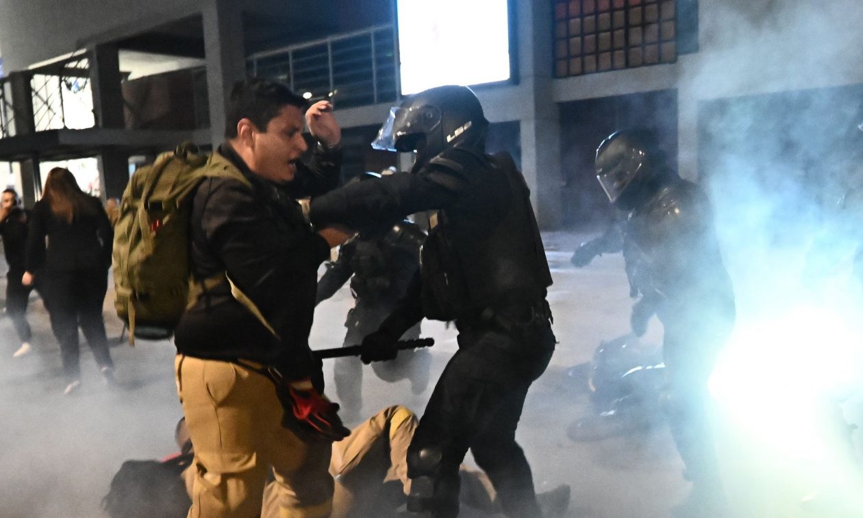 Εδειραν εποχικούς πυροσβέστες! -  Άγριο ξύλο στην κατάληψη έξω από το Υπουργείο Κλιματικής Κρίσης